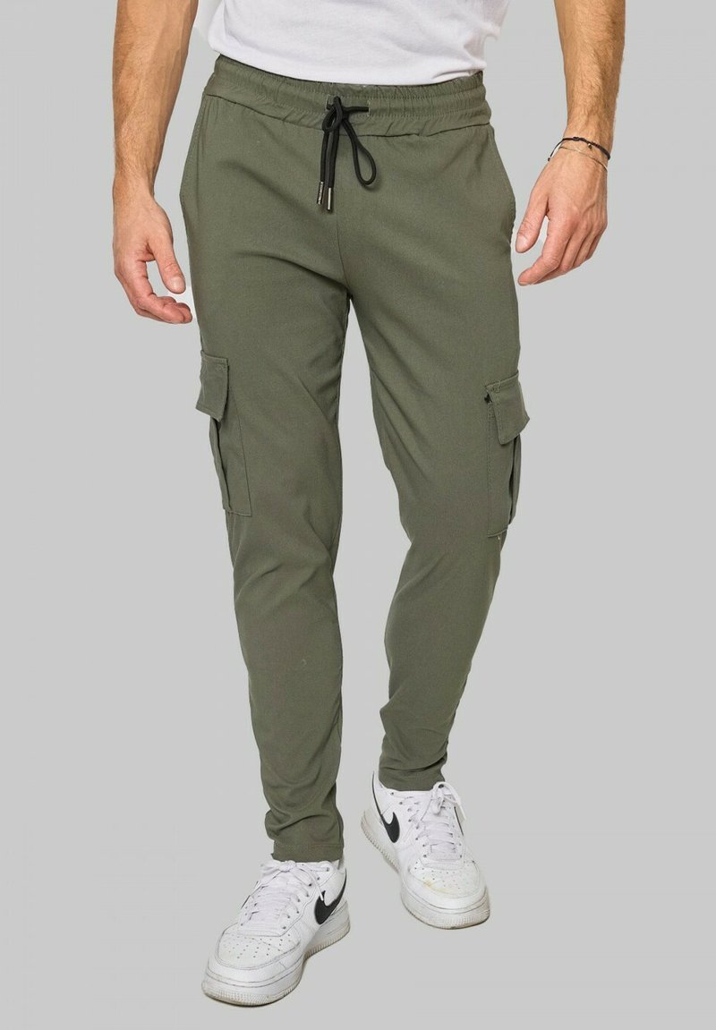Pantalons cargo vert olive en tissu doux, avec des jambes fuselées, de multiples poches et une taille élastique avec un cordon de serrage.