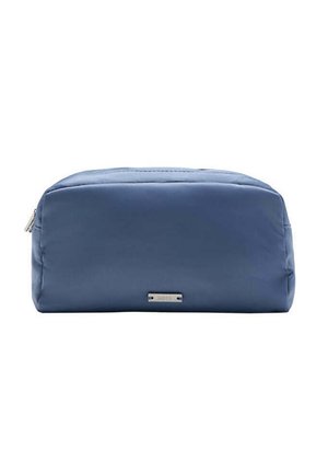 Trousse de toilette rectangulaire bleue avec fermeture éclair et petite étiquette métallique de la marque au centre avant sur fond blanc.