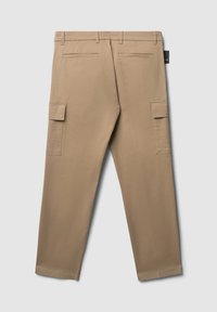 Pantaloni cargo beige con design a gamba dritta, dotati di due tasche laterali, due tasche posteriori e un tessuto liscio e strutturato.