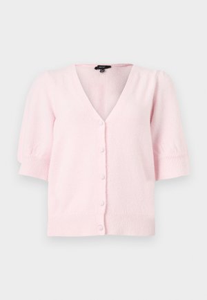 Cardigan à manches courtes rose clair avec col en V, boutons recouverts de tissu sur le devant, et poignets et ourlet côtelés.