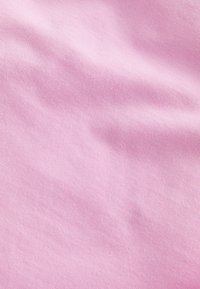 Bešavni, lagani ružičasti materijal s suptilnom teksturom i uniformnim izgledom, pogodan za odjeću ili tapeciranje.