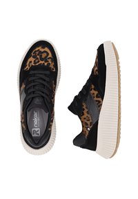 Zwarte en tan luipaardprint sneakers van suede en leer, met rubberen zool, gestructureerde zijkanten en vetersluiting.