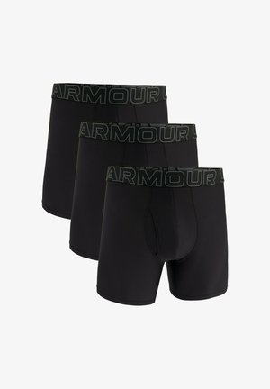 Schwarze boxer Shorts aus strukturiertem Material, mit einem breiten elastischen Bund, der das "ARMOUR"-Logo zeigt. Erhältlich im Dreierpack.