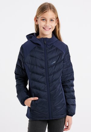 Giubbotto piumino blu navy con zip frontale, cappuccio e design trapuntato a chevron. Presenta pannelli a contrasto sulle spalle e tasche laterali.
