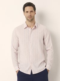 Camisa de manga larga rosa claro con finas rayas verticales azules, con botones en el frente y un cuello clásico, hecha de una tela suave y texturizada.