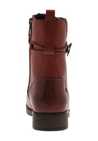 Bottine rouge en cuir synthétique avec une finition texturée, fermeture éclair latérale, bride ajustable et talon empilé en bois.