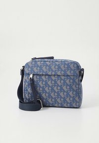 Borsa a tracolla con motivo blu realizzata in tessuto, con texture liscia, chiusura con zip e tracolla regolabile. Il motivo con il logo è ben visibile.