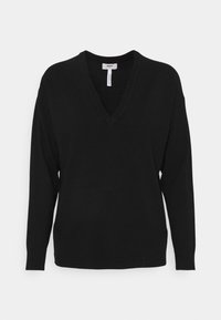 Zwarte gebreide trui met een V-hals, relaxed fit, lange mouwen en ribbelmanchetten. Gladde textuur, geen zichtbare patronen of versieringen.