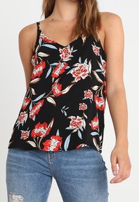 Blumen-Camisole mit schwarzem Hintergrund, das rote und weiße Blumen zeigt, dünne Träger, fließender Stoff und eine lockere Passform.