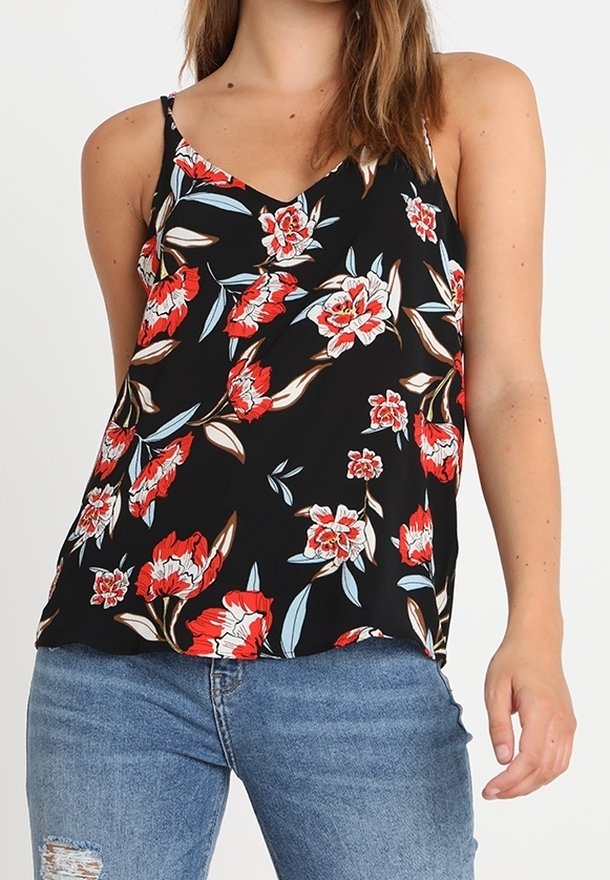 Blumen-Camisole mit schwarzem Hintergrund, das rote und weiße Blumen zeigt, dünne Träger, fließender Stoff und eine lockere Passform.