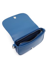 Borsa a tracolla in pelle blu con un design piatto. Presenta una chiusura a scatto e tasche con zip per un'organizzazione ottimale. Texture liscia e hardware minimal.