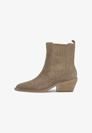 Bottines en daim taupe avec un bout pointu. Présente des coutures verticales et un talon empilé avec un accent métallique.