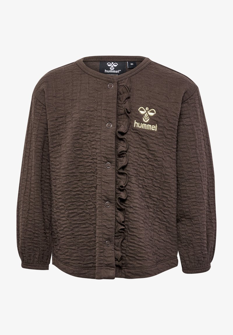 Brązowy, strukturalny kardigan z długim rękawem, zapinany na guziki, z falbaną na przodzie. Posiada haftowane logo na piersi.