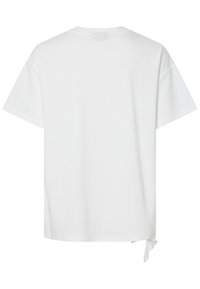 T-shirt blanc uni à manches courtes vu de dos, avec un petit détail noué sur l’ourlet inférieur droit. Aucun logo ou motif visible.