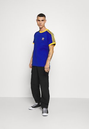 3 STRIPES TEE UNISEX - T-shirt imprimé - royblu/actgol