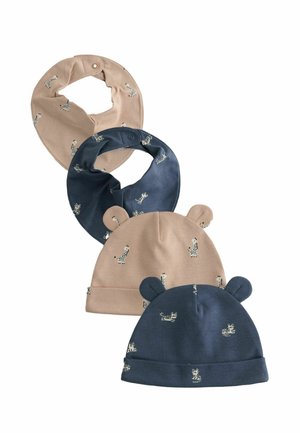 Zwei Stoffmützen und ein passender Halswärmer. Eine Mütze ist beige mit Bärenohren, die andere ist marineblau. Beide zeigen kleine Tiermotive. Weich und flexibel.