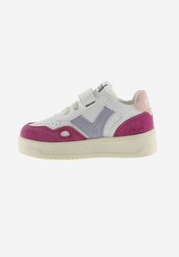 Zapatilla blanca con acentos de ante rosa y morado, puntera perforada, correa de velcro ajustable y suela de goma texturizada.
