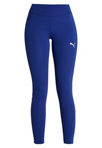 Niebieskie legginsy sportowe wykonane z elastycznego materiału, z wysokim stanem i białym logo na lewym biodrze. Gładka struktura.