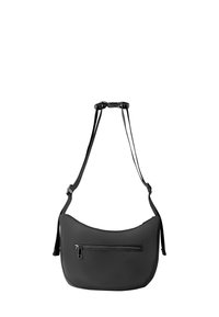 Borsa a spalla nera con forma curva, realizzata in materiale liscia, dotata di una tasca frontale con zip e spallacci regolabili.