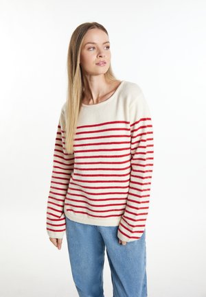 Strikket sweater med horisontale røde og creme striber, bred rund hals og lange ærmer. Kombineret med lyseblå denim jeans.