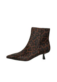 Botín de tobillo con estampado de leopardo, punta afilada y tacón medio, hecho de un material suave y texturizado en tonos marrones y negros. Presenta un diseño elegante.