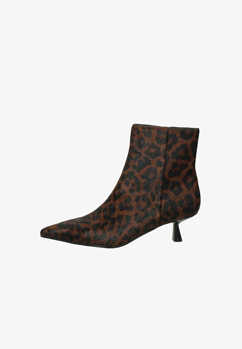 Stivaletto con stampa leopardata, a punta affusolata, tacco medio, realizzato in morbido materiale testurizzato nelle tonalità di marrone e nero. Presenta un design elegante.