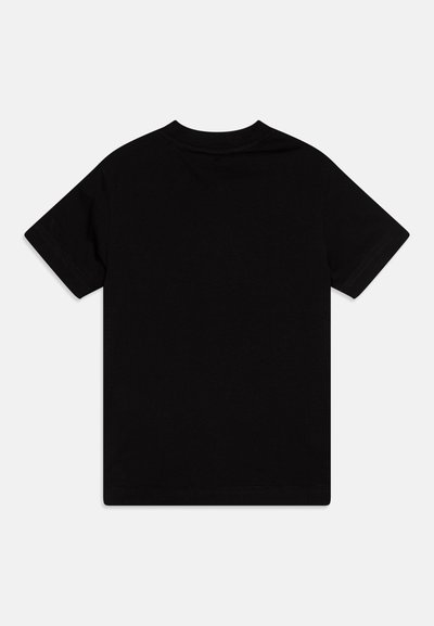 T-shirt nera a maniche corte in cotone, con colletto rotondo e design semplice. Tessuto liscio senza loghi o motivi visibili.