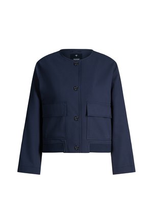 Veste bleu marine à manches longues avec col rond, boutons sur le devant et deux grandes poches à rabat sur le devant.