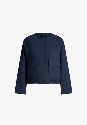 Veste bleu marine à manches longues avec col rond, boutons sur le devant et deux grandes poches à rabat sur le devant.