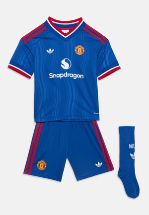 Blåt Manchester United fodboldkit med røde og hvide kanter, med Adidas- og Snapdragon-logoer, inklusive trøje, shorts og en enkelt sok.