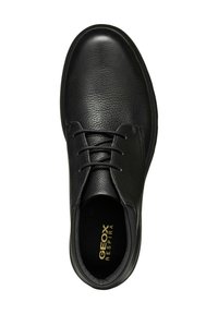 Scarpa in pelle nera con design a lacci e superficie texturizzata. Presenta una soletta ammortizzata con il marchio dorato "GEOX RESPIRA".