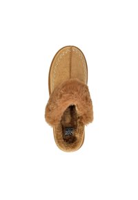 Bruine slipper met een zachte, harige boord, bovenkant van suède, tan kleurige stiksels en een gevoerde binnenzool. Accentueert met een logo binnenin de schoen.