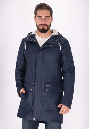 Jachetă impermeabilă de marină cu glugă, având fermoar în față, două buzunare frontale și căptușeală gri. Textură netedă și design modern.