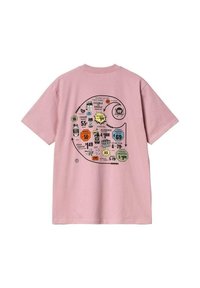 Camiseta de algodón rosa con un estampado gráfico en la parte posterior que presenta etiquetas, números e íconos de varios colores en un patrón circular.