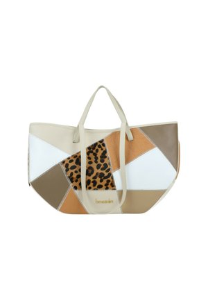 Grande borsa tote con design patchwork beige, bianco, marrone e stampa leopardata, doppi manici beige e piccolo logo dorato del marchio sul davanti.