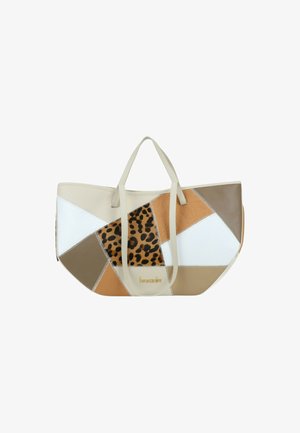 Grande borsa tote con design patchwork beige, bianco, marrone e stampa leopardata, doppi manici beige e piccolo logo dorato del marchio sul davanti.