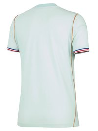 Camicia verde menta chiaro a maniche corte con polsini a righe rosse, bianche e blu e accenti arancioni sulle cuciture laterali, vista da dietro.