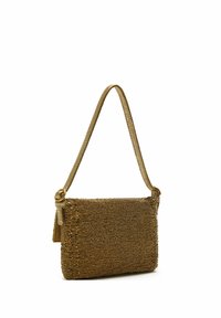 Sac à main orné de perles dans des tons dorés ; forme rectangulaire, surface texturée, lanière d'épaule fine et détail de ferrure décorative sur le côté.