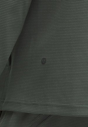 Hanorac verde închis, realizat dintr-un material texturat cu mici modele triunghiulare repetitive; include un logo discret în centru.