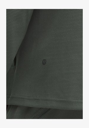 Tamnozeleni dukserica s teksturiranom tkaninom i malim ponavljajućim trokutastim uzorcima; uključuje diskretan logotip u središtu.