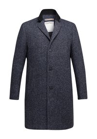 Cappotto da uomo in lana grigia scura a spina di pesce con colletto nero e tre bottoni frontali, mostrato su uno sfondo bianco.