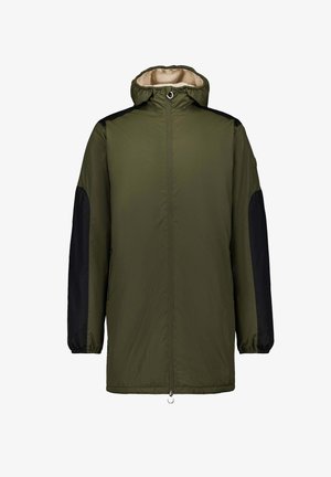 Chaqueta verde oliva con mangas negras, capucha forrada, cremallera frontal, puños elásticos y dos bolsillos laterales. Material liso, ligero y con brillo.