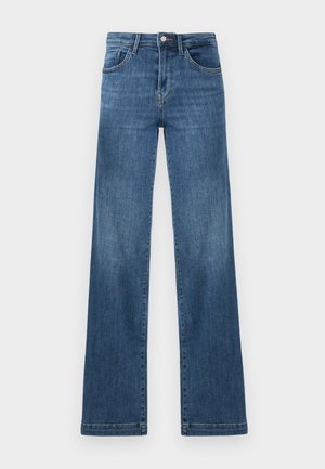 Jean en denim bleu foncé avec une jambe droite, doté d'une taille haute, de cinq poches et d'un fermeture à bouton en métal. Détails de délavage distincts.