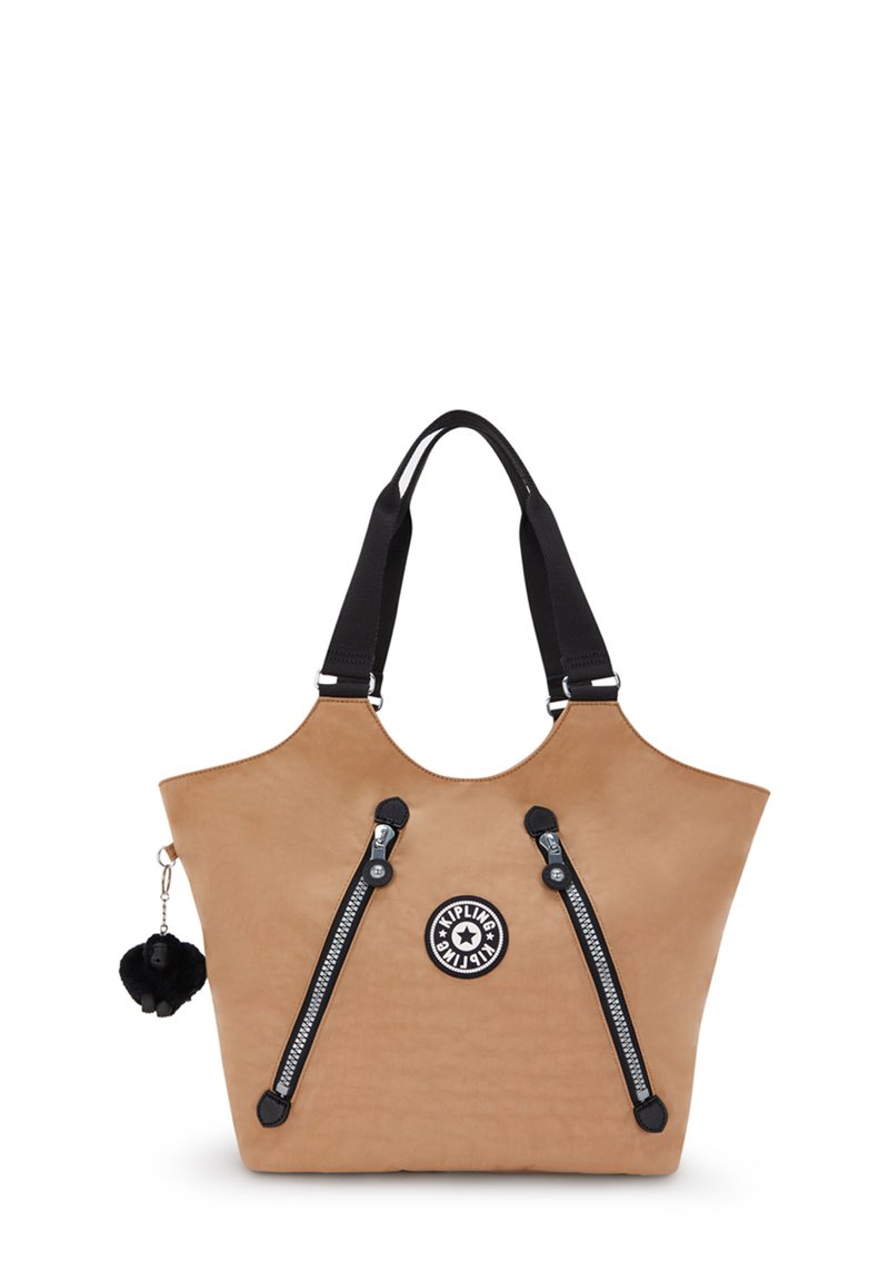 Borsa a tracolla beige con cerniere e dettagli neri, dotata di un logo circolare e un portachiavi con pompon nero. Realizzata in materiale liscio.