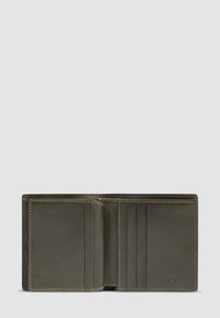 Billetera de cuero marrón oscuro abierta con múltiples ranuras para tarjetas y un compartimento para billetes, exhibida sobre un fondo gris claro.