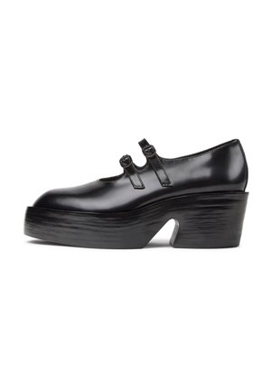 Czarne lakierowane buty na platformie z podwójnymi paskami z klamrami i grubym, rzeźbionym obcasem z wycięciem.
