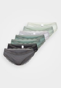 Sechs Paare Damenunterwäsche ausgestellt. Materialien umfassen weichen Stoff mit Spitzenbesatz. Farben: grau, schwarz, mintgrün, hellgrün und hellgrau.