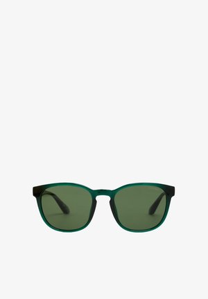 Lunettes de soleil teintées de vert avec une monture verte transparente et des branches foncées. Verres rectangulaires et design moderne et élégant.