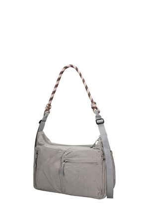 Sac bandoulière gris clair avec plusieurs compartiments zippés et une sangle en tissu réglable avec une poignée tressée.