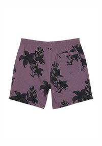 Pantaloni da bagno viola con motivo floreale nero, vita elastica e una tasca sul retro con un piccolo patch logo.